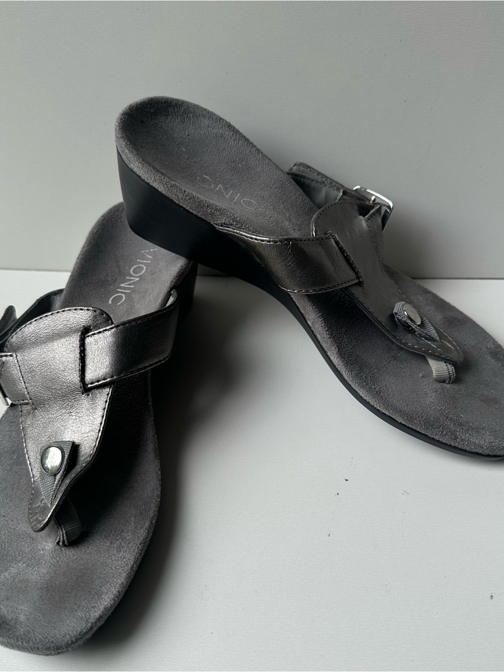 Vionic Women's Metallic Thong Wedge Sandals Orthotic Size US 6 / EU 37
